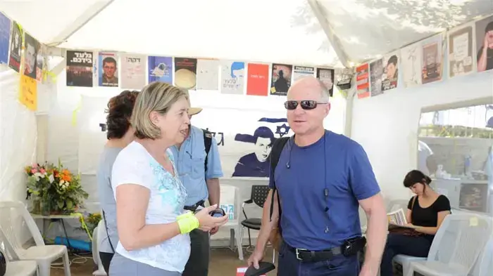 אביבה ונעם שליט במאהל בירושלים יולי 2010
