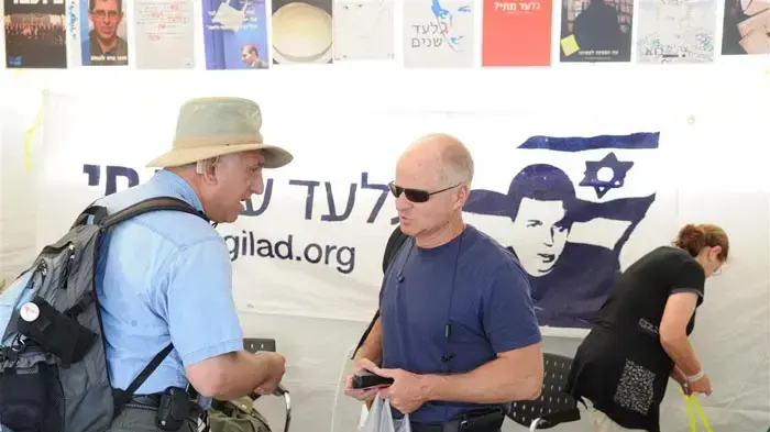 אביבה ונעם שליט במאהל בירושלים יולי 2010