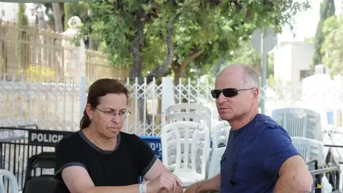 אביבה ונעם שליט במאהל בירושלים יולי 2010