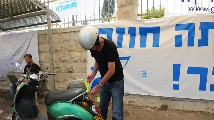 אביבה ונעם שליט במאהל בירושלים יולי 2010