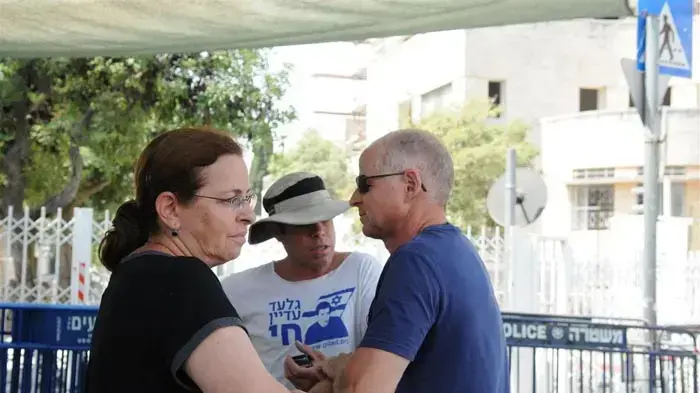 אביבה ונעם שליט במאהל בירושלים יולי 2010