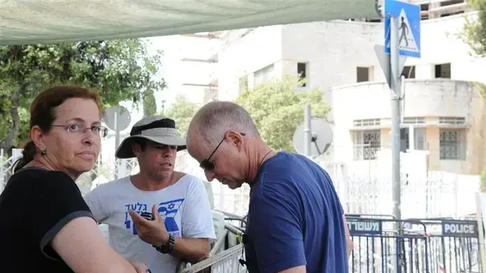 אביבה ונעם שליט במאהל בירושלים יולי 2010
