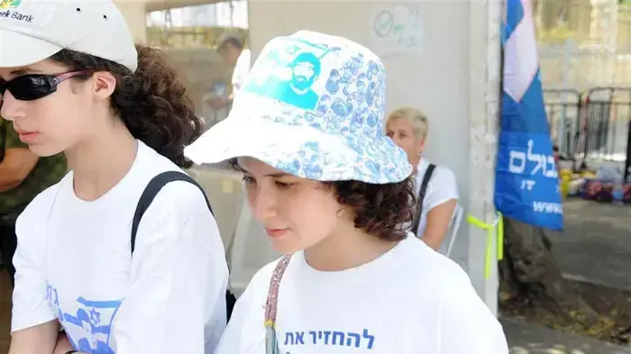 אביבה ונעם שליט במאהל בירושלים יולי 2010