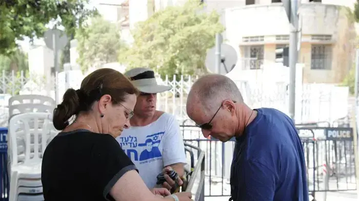 אביבה ונעם שליט במאהל בירושלים יולי 2010