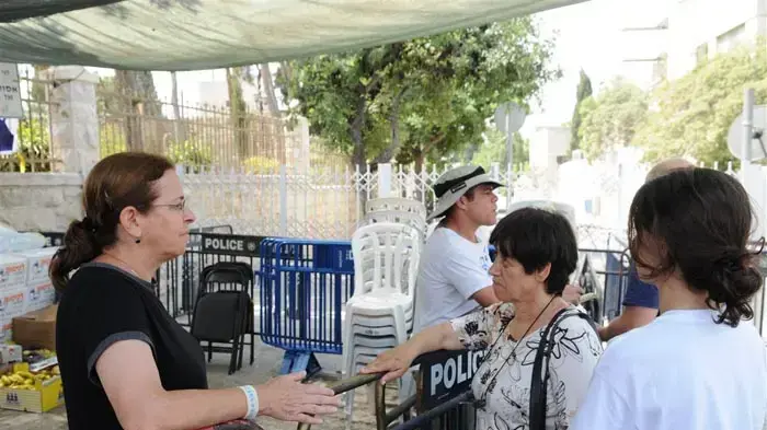 אביבה ונעם שליט במאהל בירושלים יולי 2010