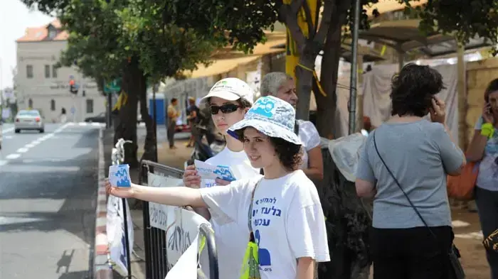אביבה ונעם שליט במאהל בירושלים יולי 2010