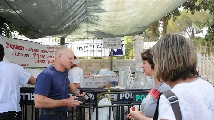 אביבה ונעם שליט במאהל בירושלים יולי 2010