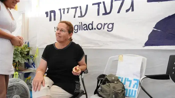 אביבה ונעם שליט במאהל בירושלים יולי 2010