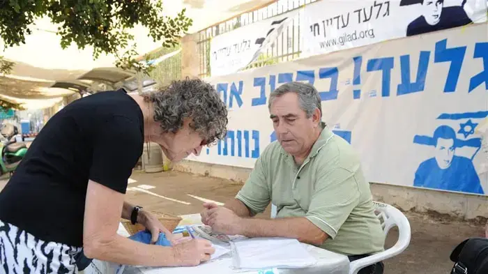 אביבה ונעם שליט במאהל בירושלים יולי 2010