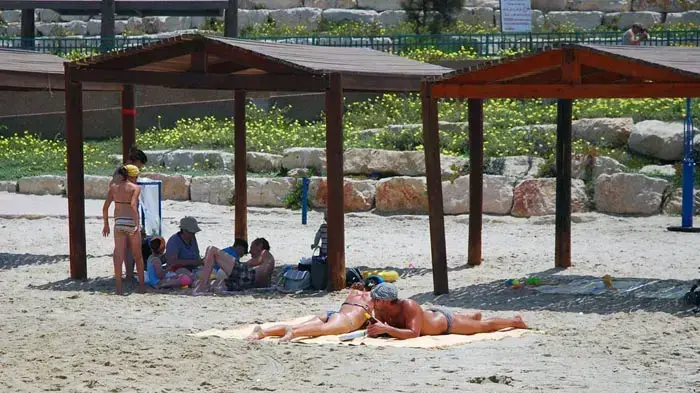 מתרחצים בחוף באשקלון יולי 2010