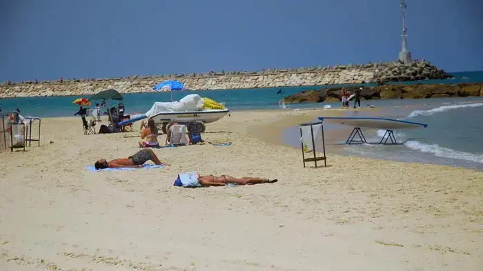 מתרחצים בחוף באשקלון יולי 2010