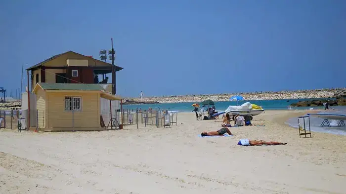 מתרחצים בחוף באשקלון יולי 2010