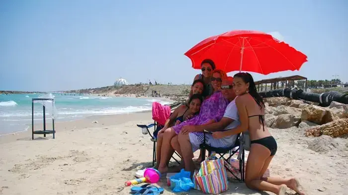 מתרחצים בחוף באשקלון יולי 2010