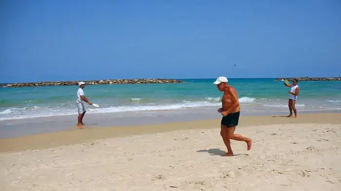 מתרחצים בחוף באשקלון יולי 2010 מתרחצים בחוף באשקלון יולי 2010