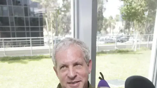 גיורא איילנד בזמן מסיבת העיתונאים לדו"ח של המשט של צה"ל- יולי 2010 