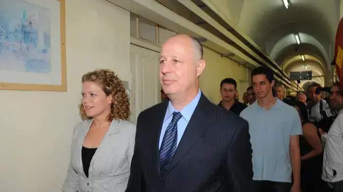 צחי הנגבי , אשתו ובניו בזמן הכרעת הדין בעניינו - יולי 2010
