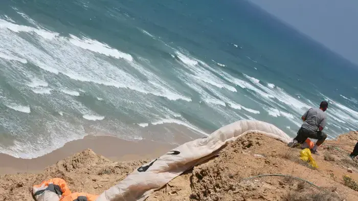 צנחן התרסק בחוף נתניה