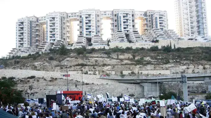 הפגנה של החברה להגנת הטבע נגד הרפורמה בחוק התכנון והבנייה שהתקיימה למרגלות מתחם הולילנד בירושלים