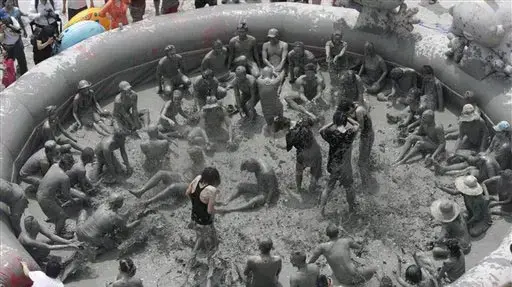 משתתפים בפסטיבל הבוץ ה-13 בדרום קוריאה