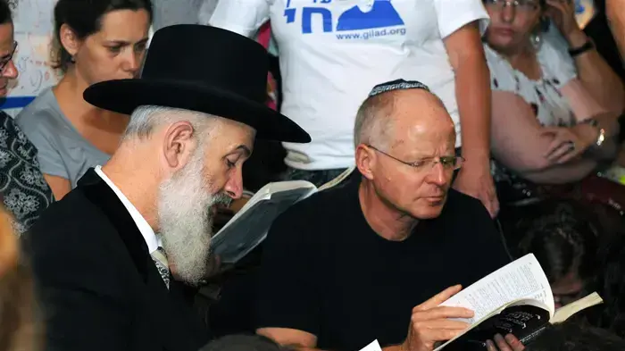 הרב יונה מצגר ונועם שליט בתפילה מיוחדת לערב תשעה באב במאהל משפחת שליט