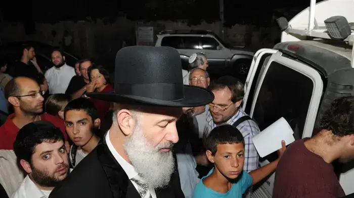 הרב יונה מצגר בתפילה מיוחדת לרגל תשעה באב במאהל משפחת שליט