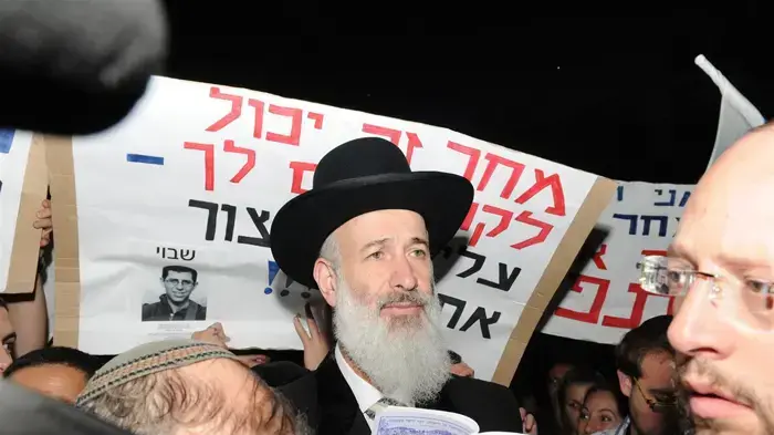 הרב יונה מצגר בתפילה מיוחדת לרגל תשעה באב במאהל משפחת שליט