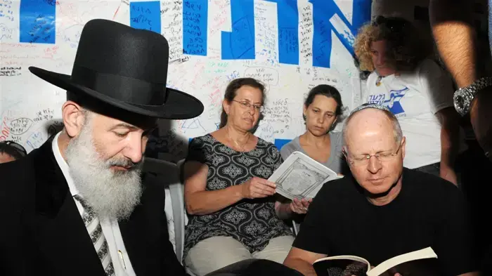 הרב יונה מצגר בתפילה מיוחדת לרגל תשעה באב במאהל משפחת שליט