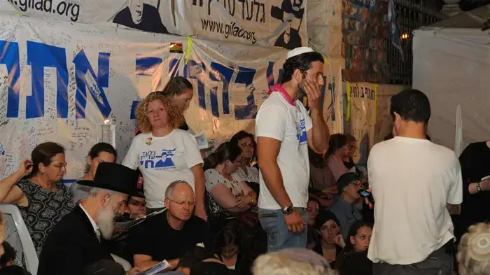 הרב יונה מצגר בתפילה מיוחדת לרגל תשעה באב במאהל משפחת שליט