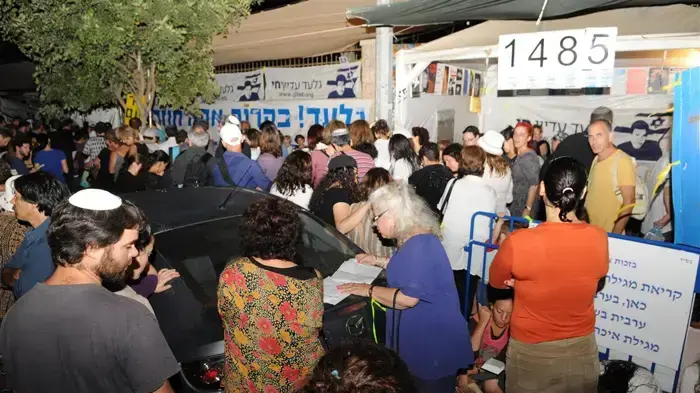 תפילה מיוחדת לרגל תשעה באב במאהל משפחת שליט
