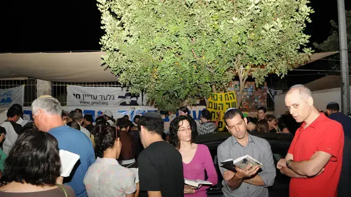 תפילה מיוחדת לרגל תשעה באב במאהל משפחת שליט