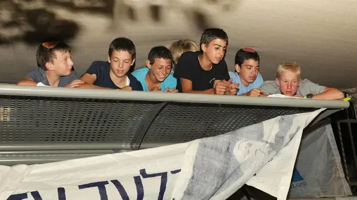 תפילה מיוחדת לרגל תשעה באב במאהל משפחת שליט