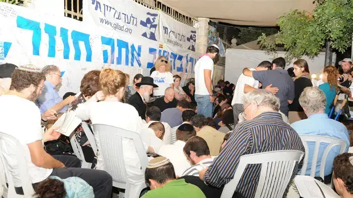 הרב יונה מצגר תפילה מיוחדת לרגל תשעה באב במאהל משפחת שליט