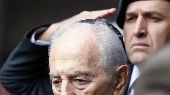 שמעון פרס מבקר במחנה הריכוז יאסנובץ' בקרואטיה
