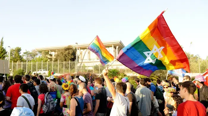 מצעד הגאווה בירושלים עובר ליד הכנסת בירושלים