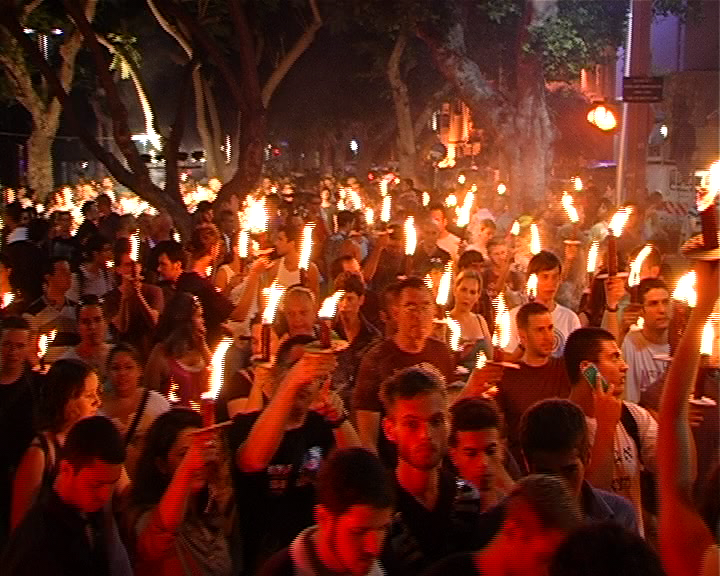 עצרת זיכרון לציון שנה לרצח בבר נוער