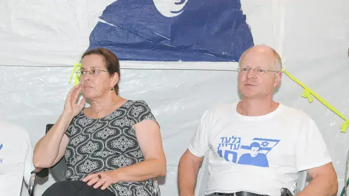משפחת שליט מציינת 1500 ימים לשבי במאהל המחאה אוגוסט 2010
