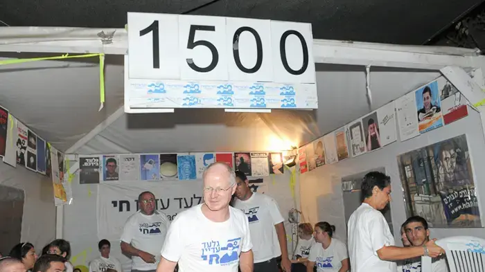 משפחת שליט מציינת 1500 ימים לשבי במאהל המחאה אוגוסט 2010