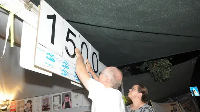 משפחת שליט מציינת 1500 ימים לשבי במאהל המחאה אוגוסט 2010
