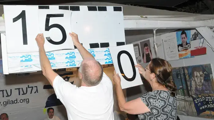 משפחת שליט מציינת 1500 ימים לשבי במאהל המחאה אוגוסט 2010