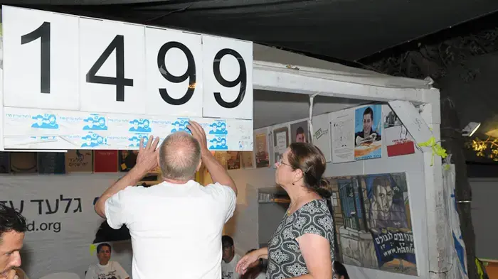 משפחת שליט מציינת 1500 ימים לשבי במאהל המחאה אוגוסט 2010