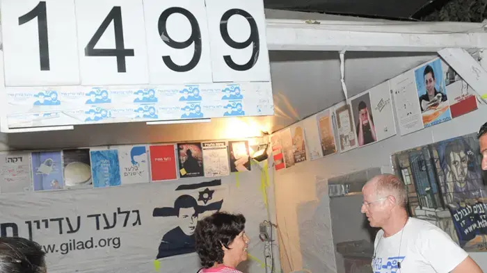 משפחת שליט מציינת 1500 ימים לשבי במאהל המחאה אוגוסט 2010