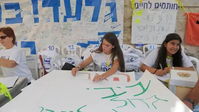 בלונים צהובים במאהל משפחת שליט לרגל יום הולדתו העברי של גלעד אוגוסט 2010
