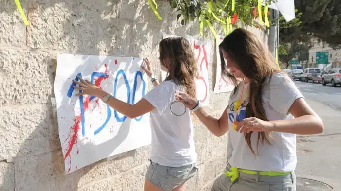 בלונים צהובים במאהל משפחת שליט לרגל יום הולדתו העברי של גלעד אוגוסט 2010