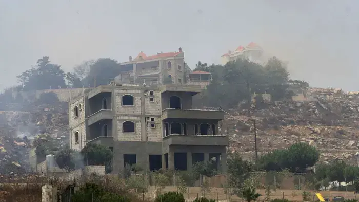 עשן עולה סמוך לכפר עדסייה בדרום לבנון