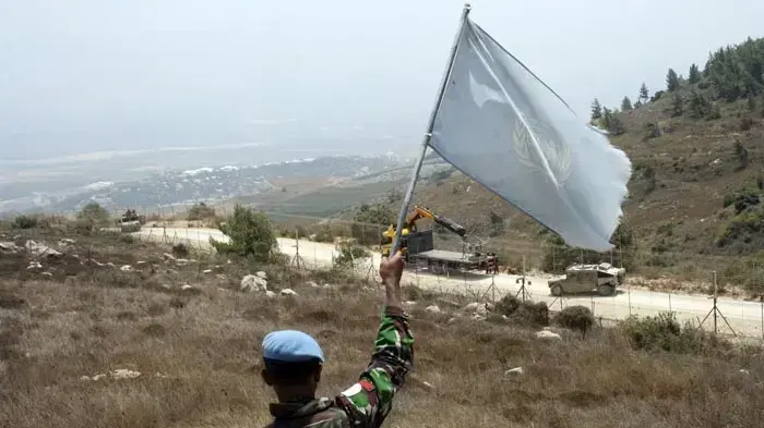 חייל לבנוני מסמן לחיילי צה"ל ליד הגבול