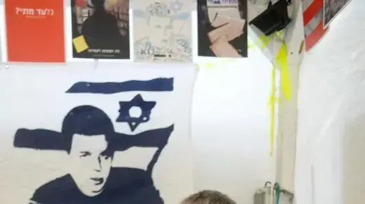 אילן גילאון בהפגנת משפחת שליט לציון יומו ה- 1500 של גלעד שליט בשבי  אוגוסט 2010 