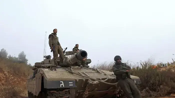 חיילים ישראלים נשענים על טנק בגבול לבנון 4.8.2010 חיילים ישראלים נשענים על טנק בגבול לבנון 4.8.2010