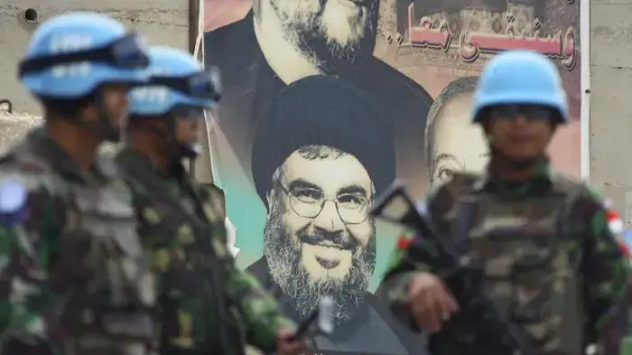 חיילי יוניפי"ל סמוך לכפר עדייסה על רקע שלט של נאסרללה חיילי יוניפי"ל סמוך לכפר עדייסה על רקע שלט של נאסרללה