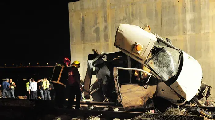 זירת תאונת הרכבת והמיניבוס ליד קרית גת