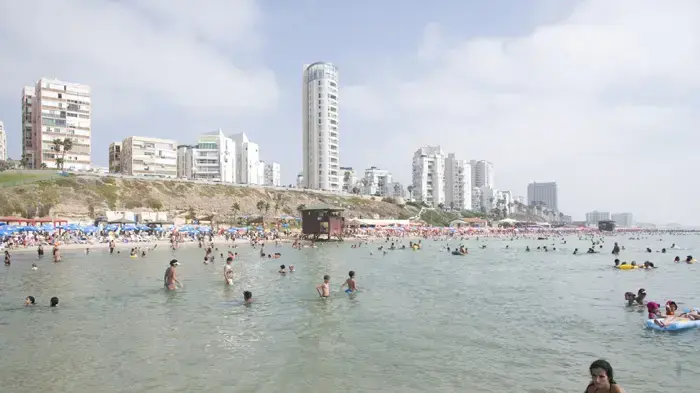 שרב כבד בחוף בבת ים אוגוסט 2010 שרב כבד בחוף בבת ים אוגוסט 2010